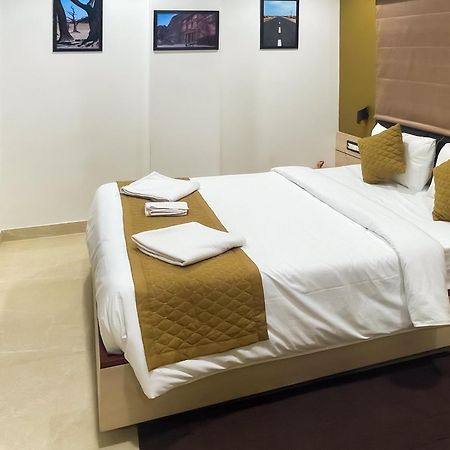 The Executive Inn Силигури Экстерьер фото