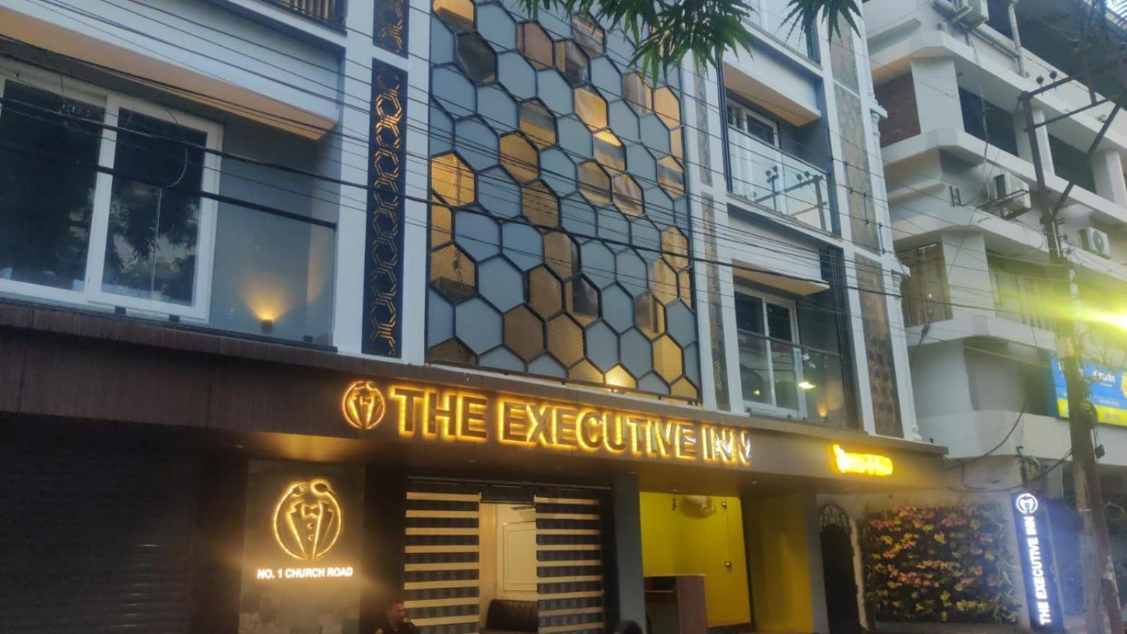 The Executive Inn Силигури Экстерьер фото