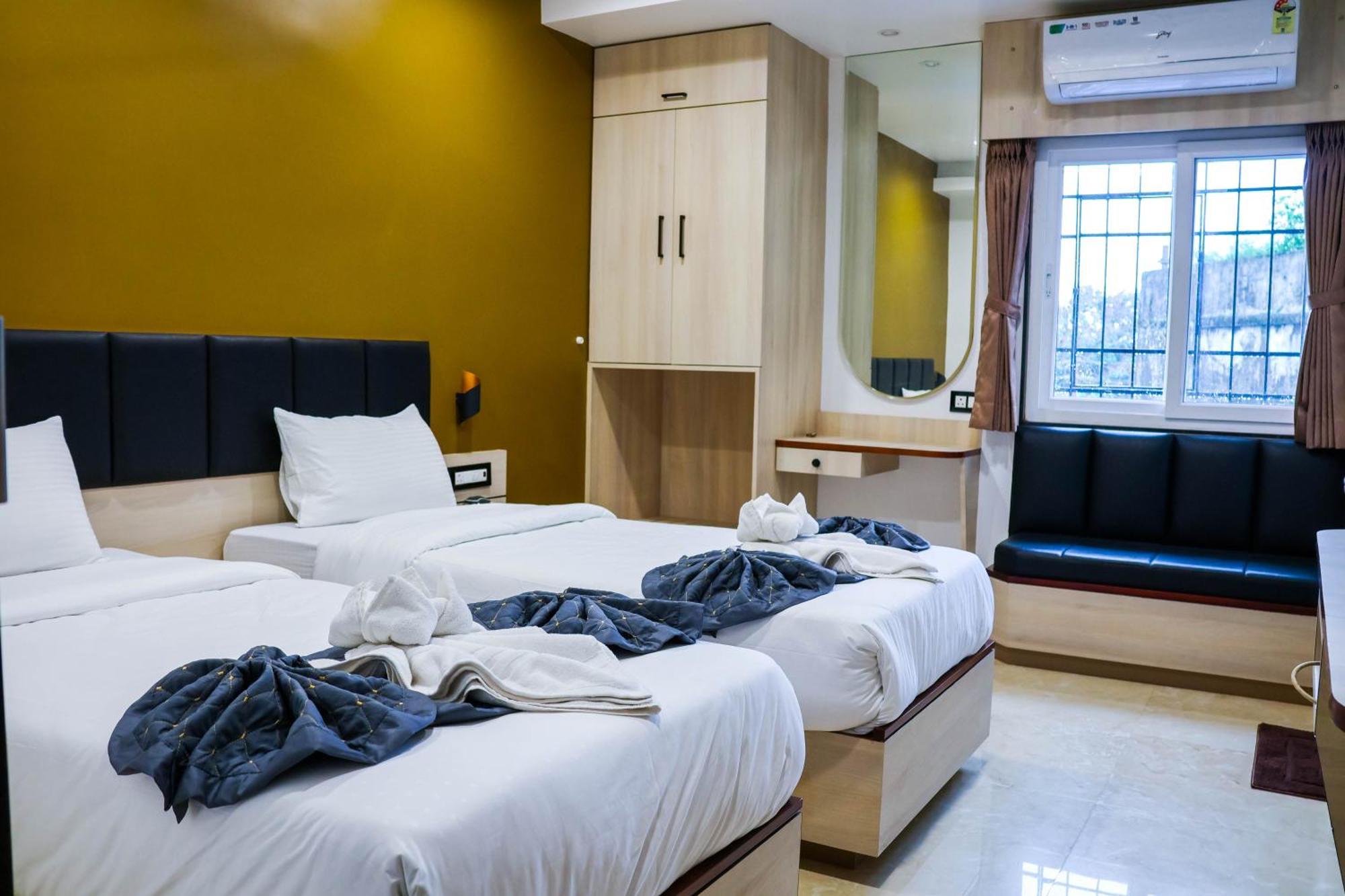 The Executive Inn Силигури Экстерьер фото