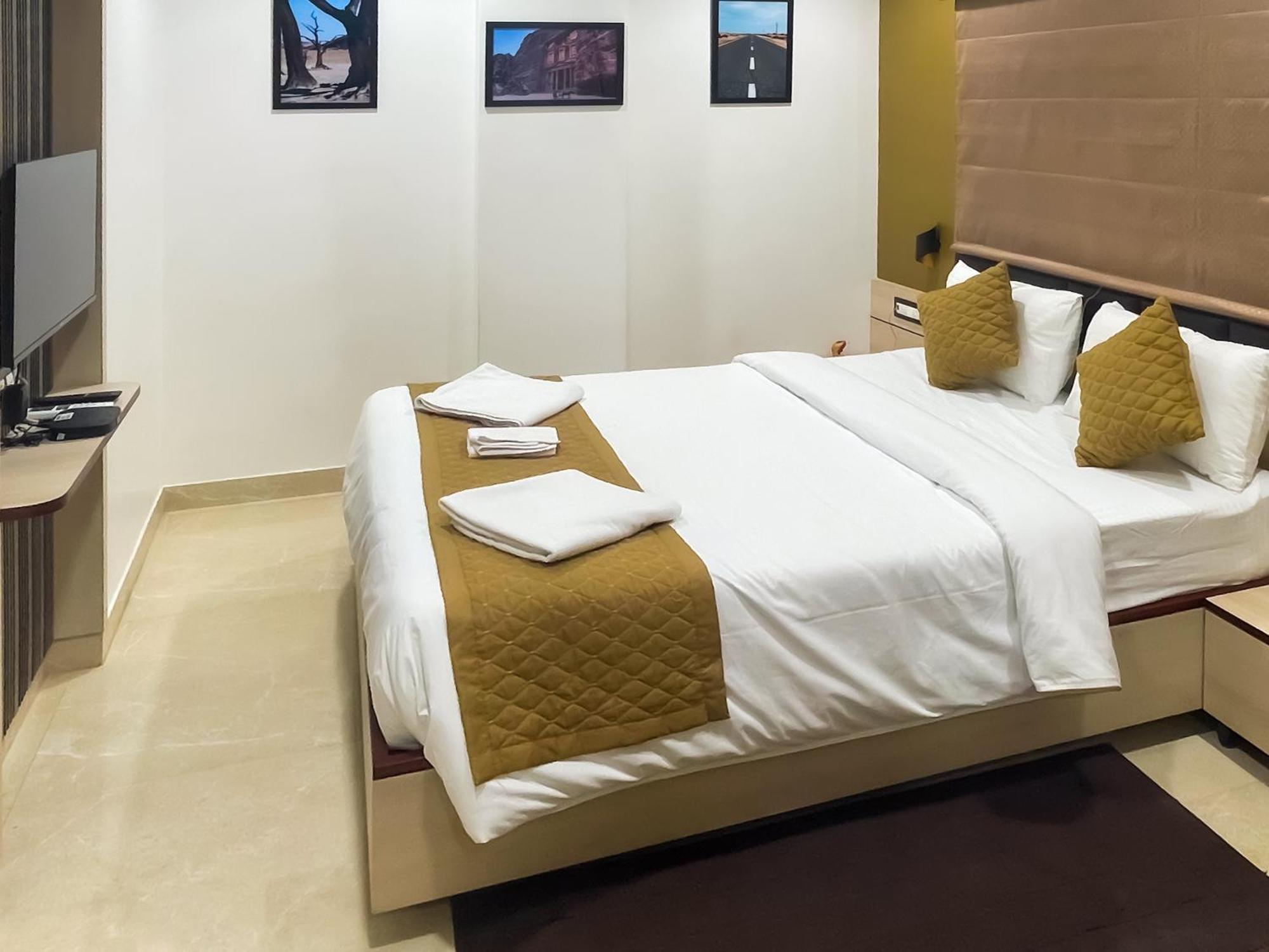 The Executive Inn Силигури Экстерьер фото