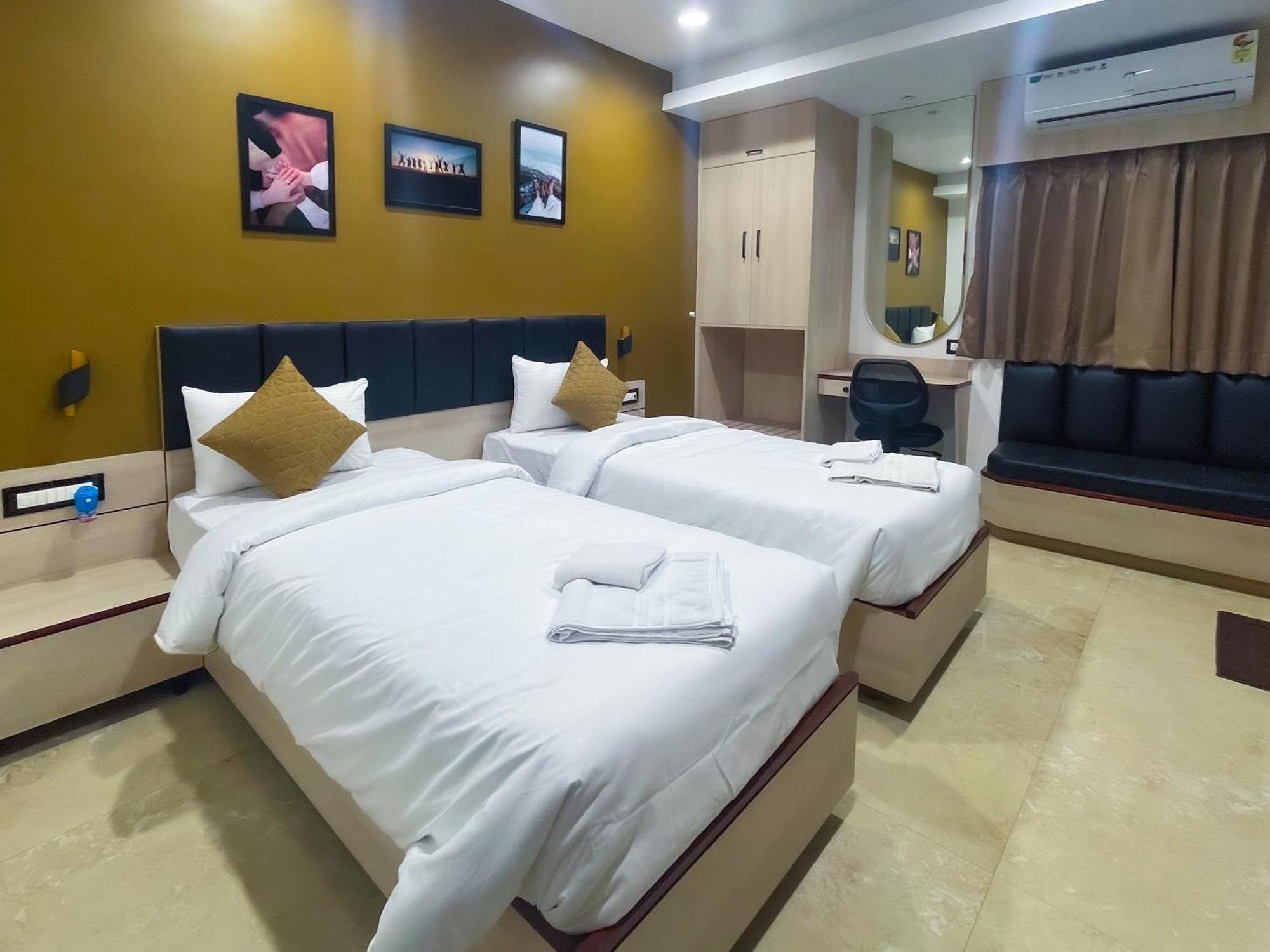 The Executive Inn Силигури Экстерьер фото